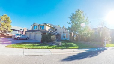 POV bakış açısı - tipik banliyö konut komşuları'nda sonbaharda sürüş.