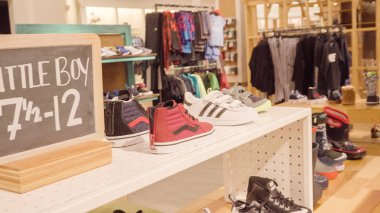 Çocuklar ayakkabı bölümü