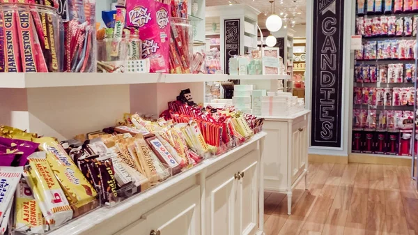 Interior de la tienda de dulces —  Fotos de Stock