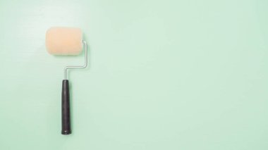 Boyalı yüzey üzerinde yeni boya silindiri.