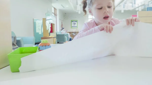 Toddler girl draws with crayons — Stock Photo, Image