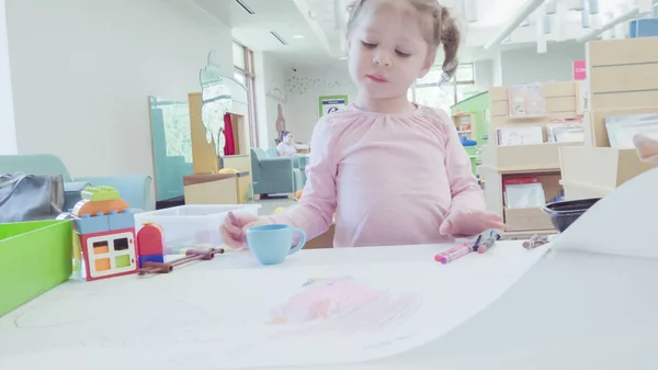 幼儿女孩画与蜡笔 — 图库照片