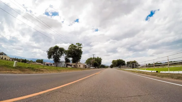 Condução em zona rural — Fotografia de Stock