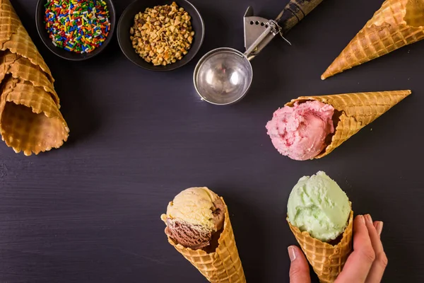 Конусы вафельного мороженого — стоковое фото