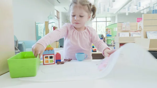 Niña dibuja con lápices de colores —  Fotos de Stock