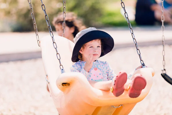 Klein meisje spelen op de speelplaats — Stockfoto