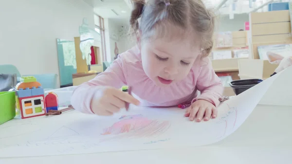 Toddler girl draws with crayons — Stock Photo, Image