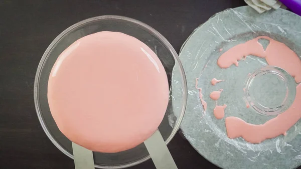 Gâteau en mousse avec glaçure miroir — Photo