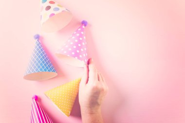 renkli parti şapkaları