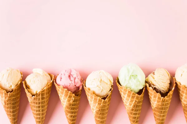 Вафельні конуси морозива — стокове фото