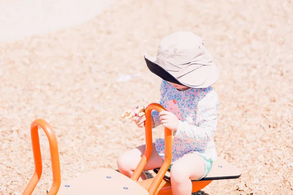 Маленька дівчинка грає на дитячому майданчику — стокове фото