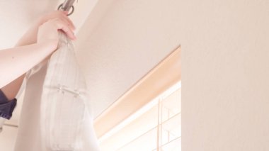 Yatak odasında asılı perdeler