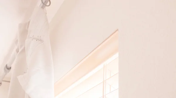 Висячие шторы в спальне — стоковое фото