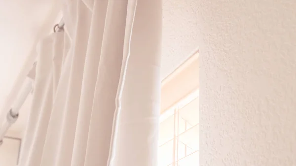 Cortinas colgantes en el dormitorio —  Fotos de Stock