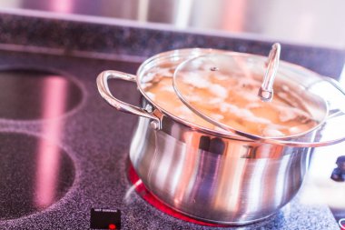 Tencerede kaynayan patates