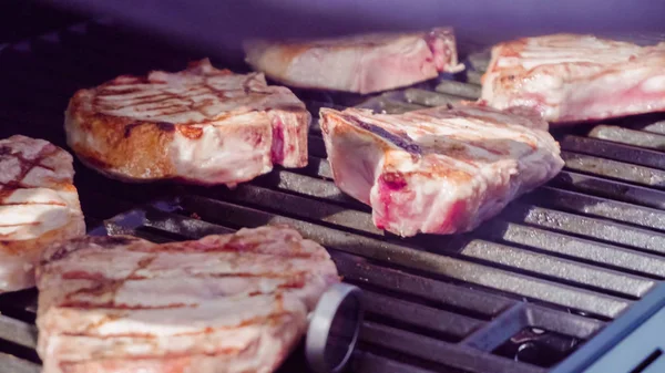 Asar chuletas de cerdo — Foto de Stock