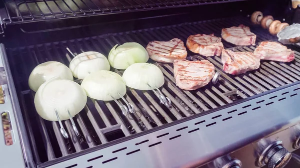 Griller les côtelettes de porc — Photo