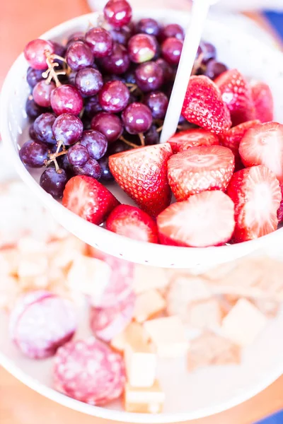 Appetizer tray filled with fresh fruit, cheese and salami — Stock Photo, Image