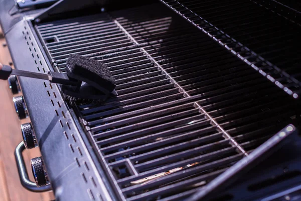 Cleaning BBQ grill — Stock Photo, Image