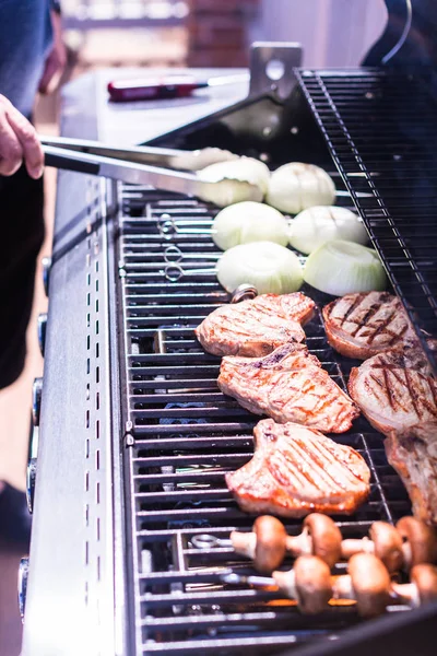 Schweinekoteletts grillen — Stockfoto