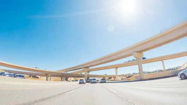 Conducir en la carretera interestatal — Foto de Stock