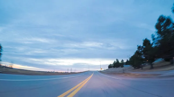 Sabah banliyölerinde sürüş — Stok fotoğraf