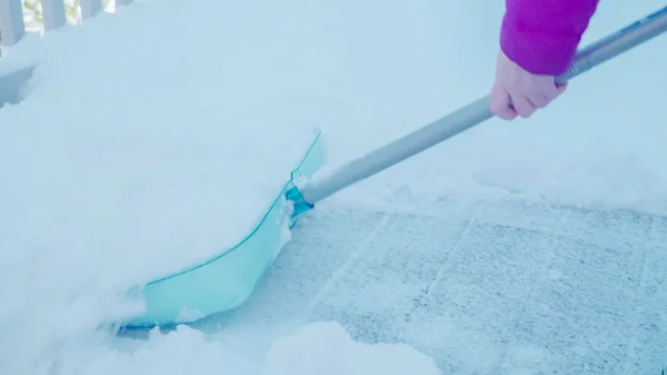 Καθαρισμός Πίσω Προθάλαμος Φτυάρι Από Χιόνι Άνοιξη — Φωτογραφία Αρχείου