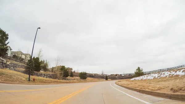 Conducir en los suburbios — Foto de Stock