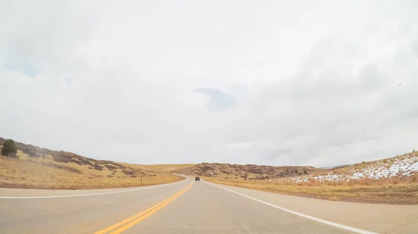 在郊区道路驾驶 — 图库照片