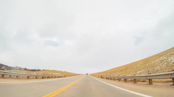 Conduire dans les routes de banlieue — Photo