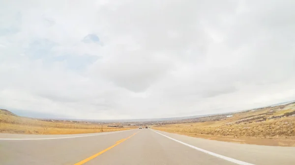 Condução em estradas de subúrbios — Fotografia de Stock