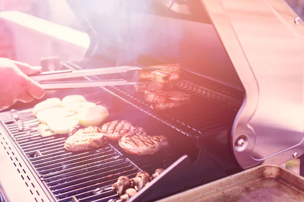 Schweinekoteletts grillen — Stockfoto