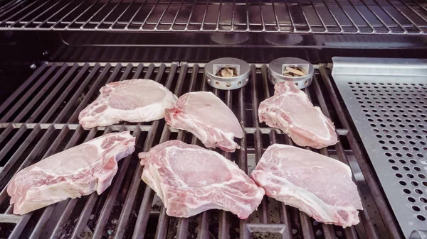 Cocinar chuletas de cerdo — Foto de Stock
