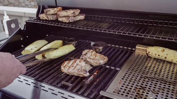 Schweinekoteletts kochen — Stockfoto