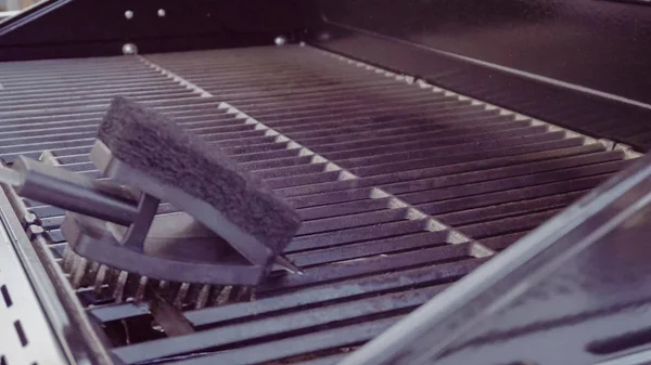 Cleaning Gas Grill Cooking — Stock Photo, Image