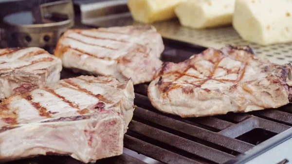 Cocinar chuletas de cerdo — Foto de Stock