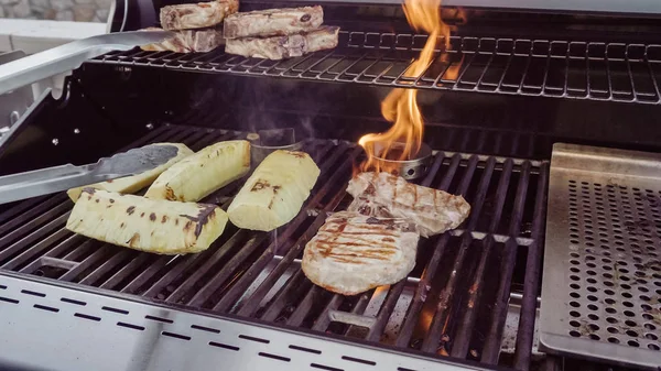 Cocinar chuletas de cerdo — Foto de Stock