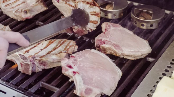 Cocinar chuletas de cerdo — Foto de Stock