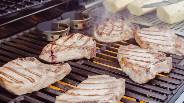 Schweinekoteletts kochen — Stockfoto