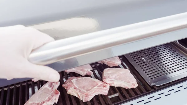 Cocinar chuletas de cerdo —  Fotos de Stock