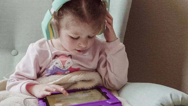 책을 읽고 있는 어린 소녀 — 스톡 사진