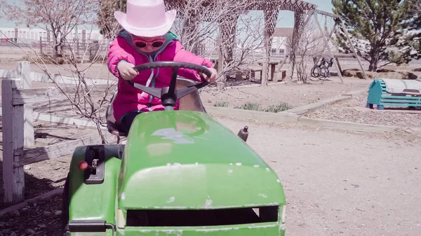 Menina brincando no playground — Fotografia de Stock