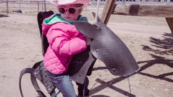 Menina brincando no playground — Fotografia de Stock