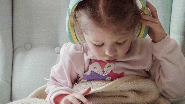 Menina lendo um livro — Fotografia de Stock