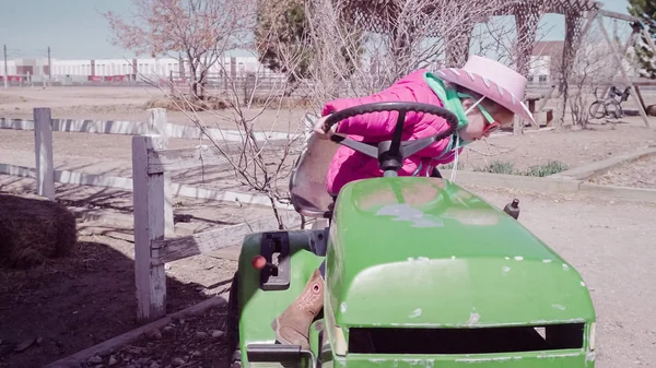 Menina brincando no playground — Fotografia de Stock