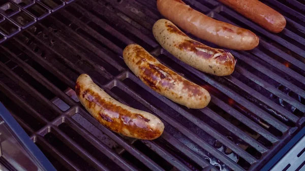 Hot dogs en braadworst — Stockfoto