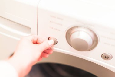 Çamaşır odasında Çamaşırhane yapıyor