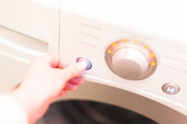 Çamaşır odasında Çamaşırhane yapıyor