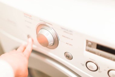 Çamaşır odasında Çamaşırhane yapıyor