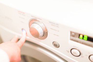 Çamaşır odasında Çamaşırhane yapıyor